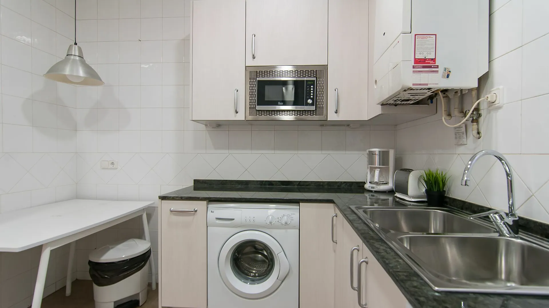 Bbarcelona Gaudi Avenue Flats Apartment 0*, Barcelona